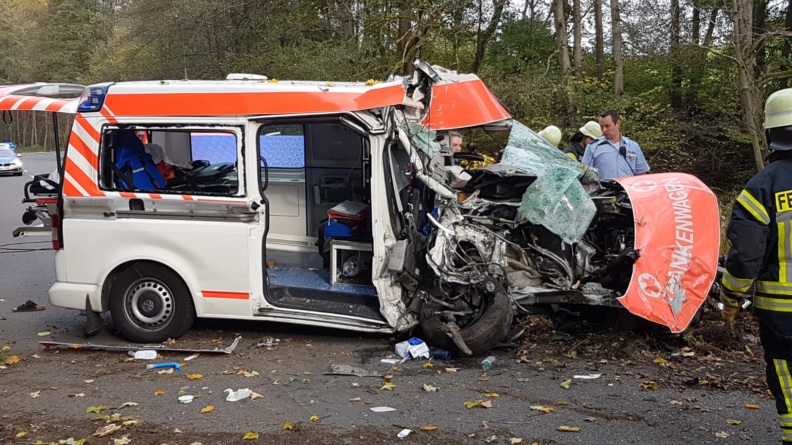 Ein Toter bei Unfall auf B478 Krankenwagen kollidiert mit