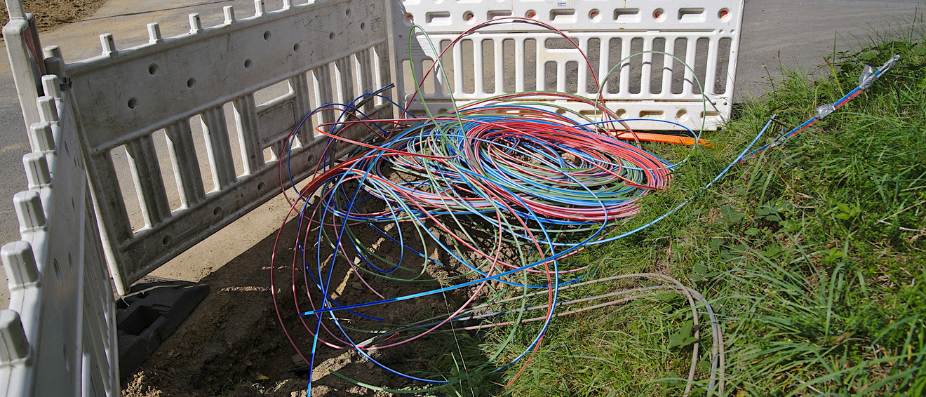 Baustelle mit Glasfaser-Leerrohre