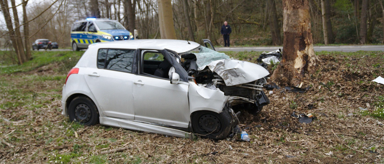 Pkw prallt mit voller Wucht gegen einen Baum