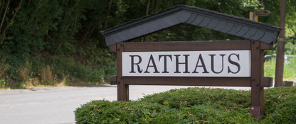 Schild vom Rathaus in Schönenberg