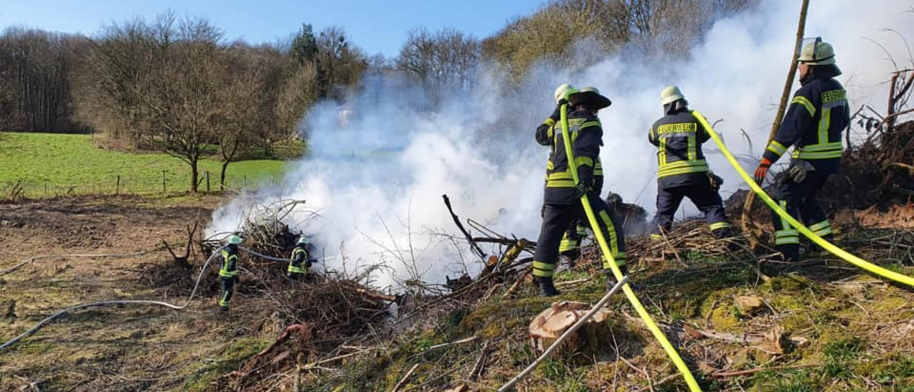 Feuerwehr bekämpft Feuer