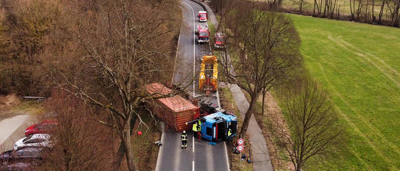 Bergung Auf B478 Dauert Acht Stunden Mit Holz Beladener Lkw Im Br ltal