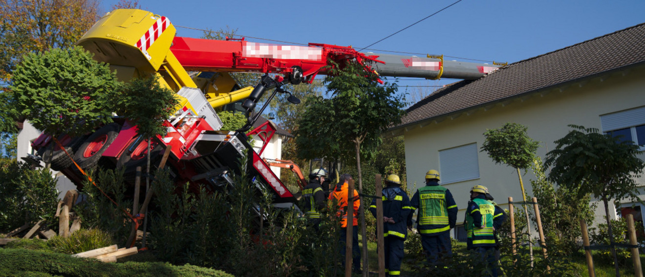 Kran kippt auf Haus