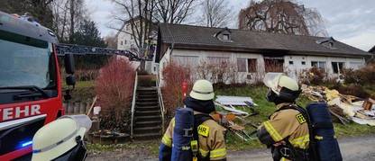 Feuerwehr Einsatzfahrzeug vor Gymnasium