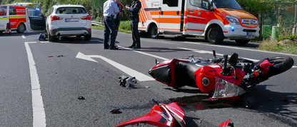 Motorrad fuhr dem Pkw auf