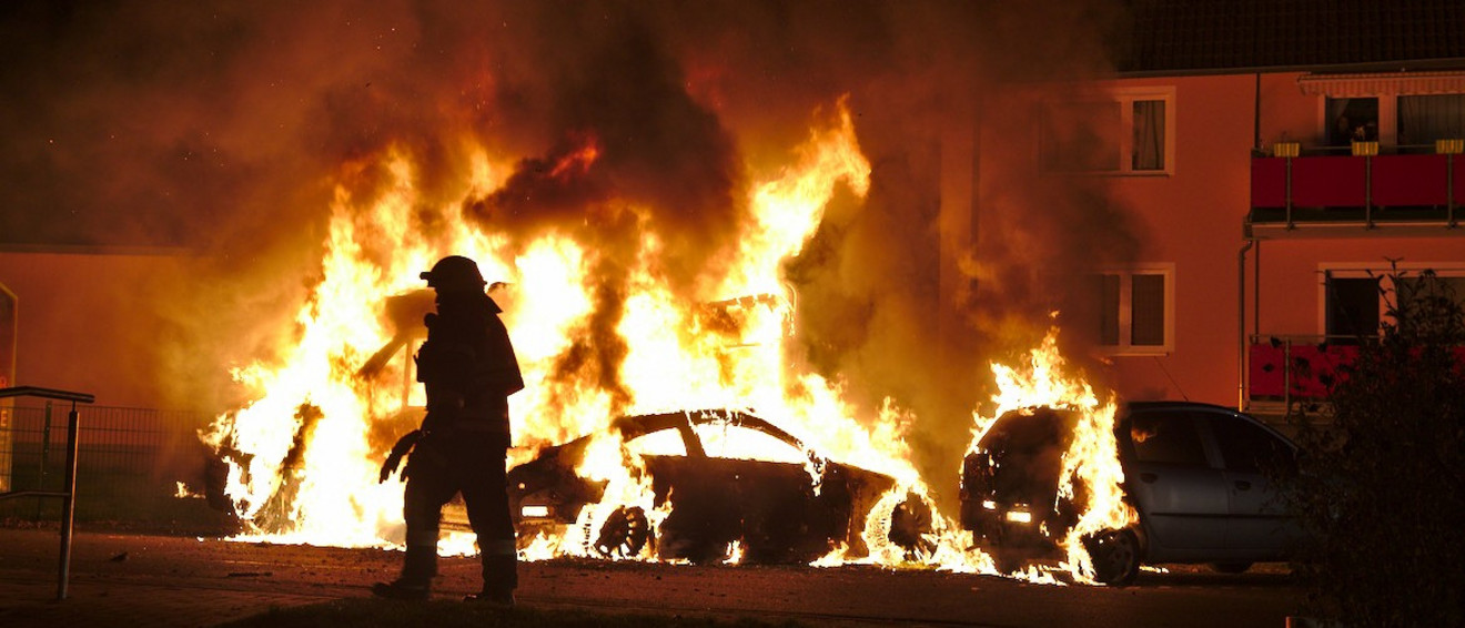 Drei Fahrzeuge in Vollbrand