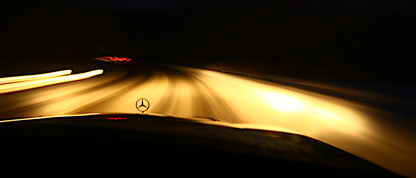 Pkw fährt auf schneeglatten Straßen