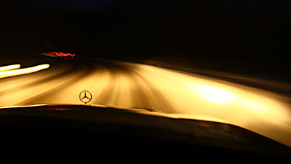 Pkw fährt auf schneeglatten Straßen