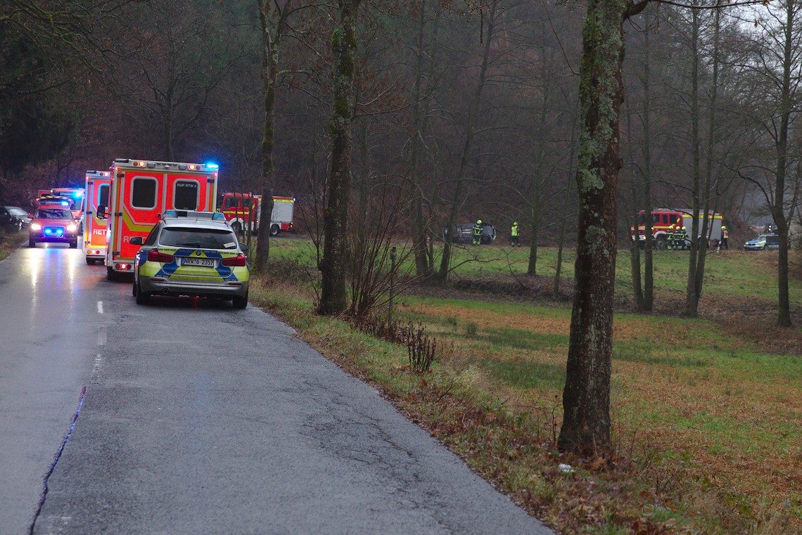 L317 mit mehreren Feuerwehr- und Polizeifahrzeugen