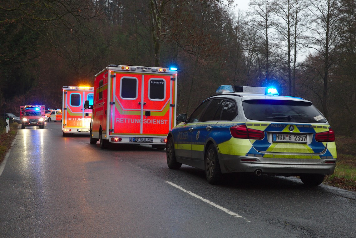 L317 mit mehreren Feuerwehr- und Polizeifahrzeugen