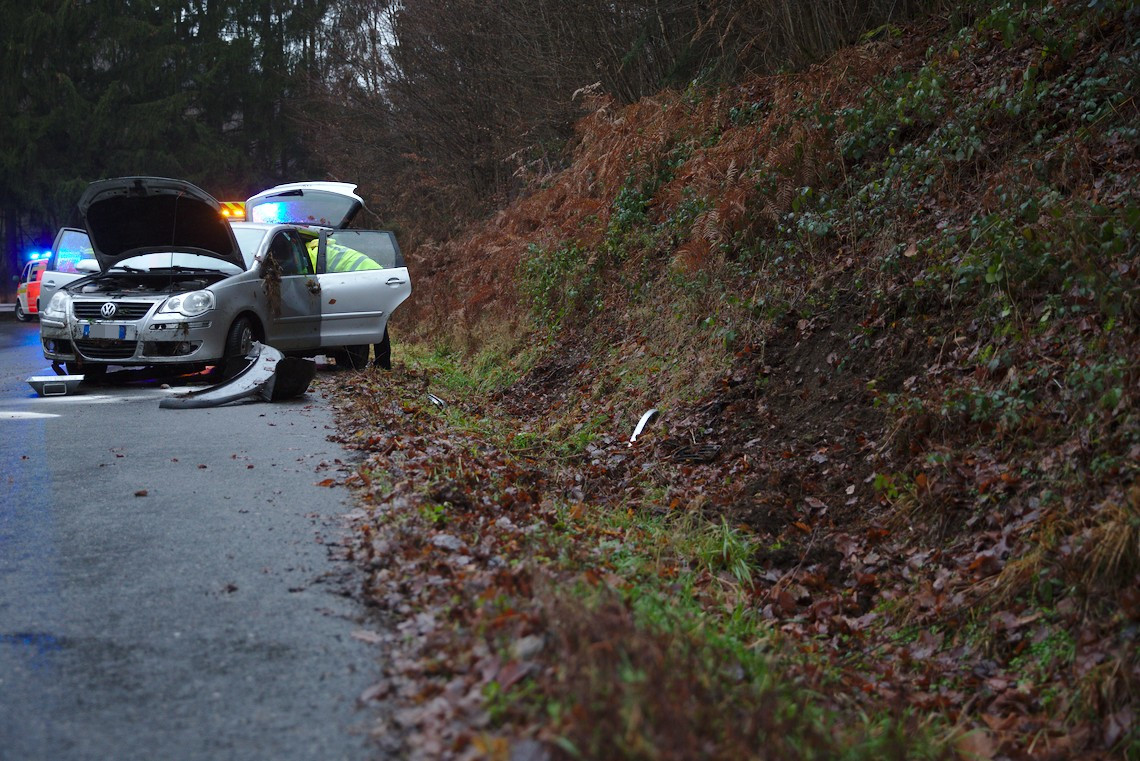 VW Polo im Graben überschlagen