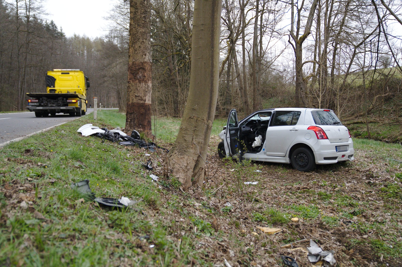 Abschleppwagen bergt verunfalltes Fahrzeug