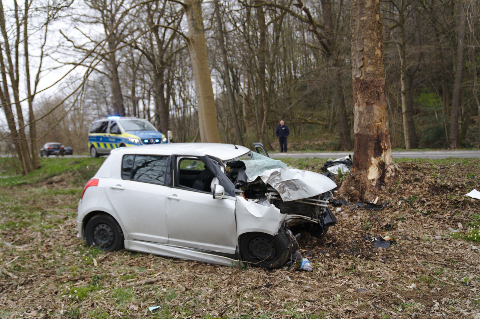 Motorraum bis zur Fahrgastzelle eingedrückt